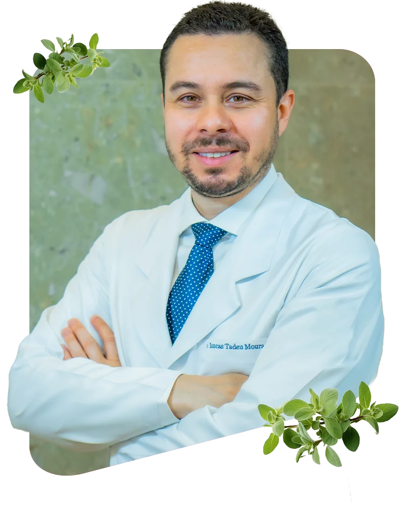 Retrato profissional do Dr. Lucas Moura em seu consultório clínico.